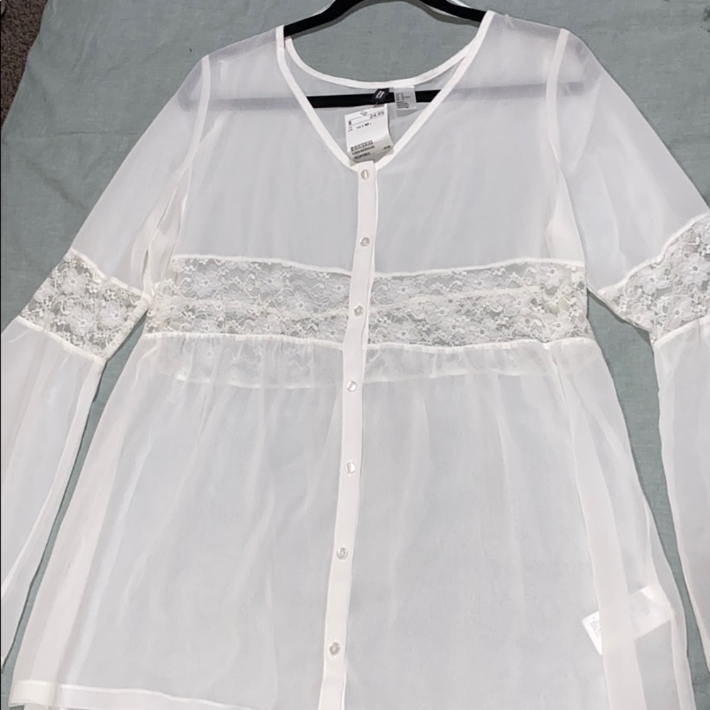 🛍💵 4/$25 NWT Sheer/Lace Bell Sleeve Peasant Top